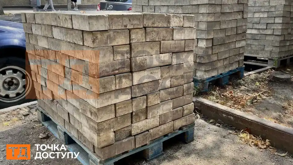 Для парків і ремонту доріг: куди везуть стару бруківку з вулиць Кропивницького і де її використають