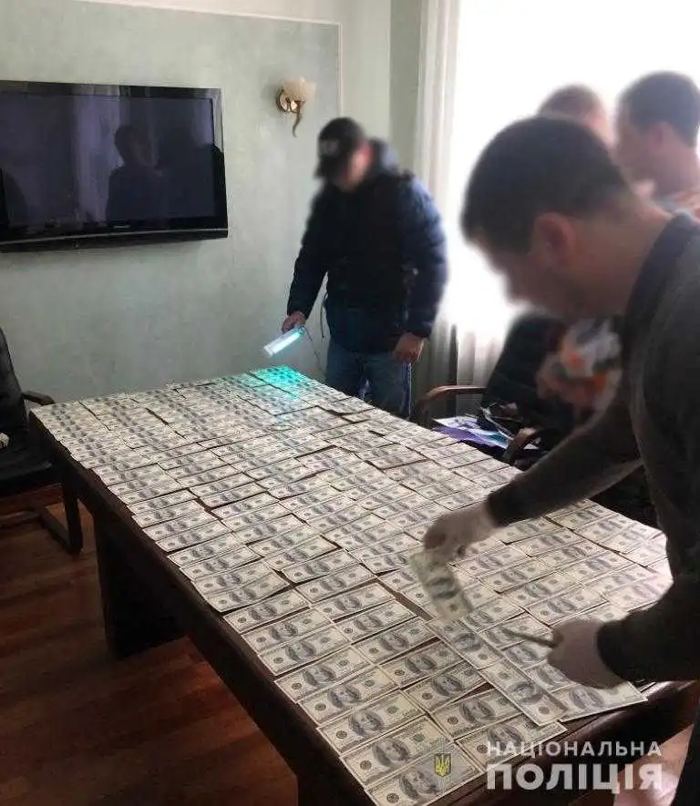 На Кіровоградщині затримали злочинну групу на отриманні 20 тисяч доларів хабара (ФОТО)