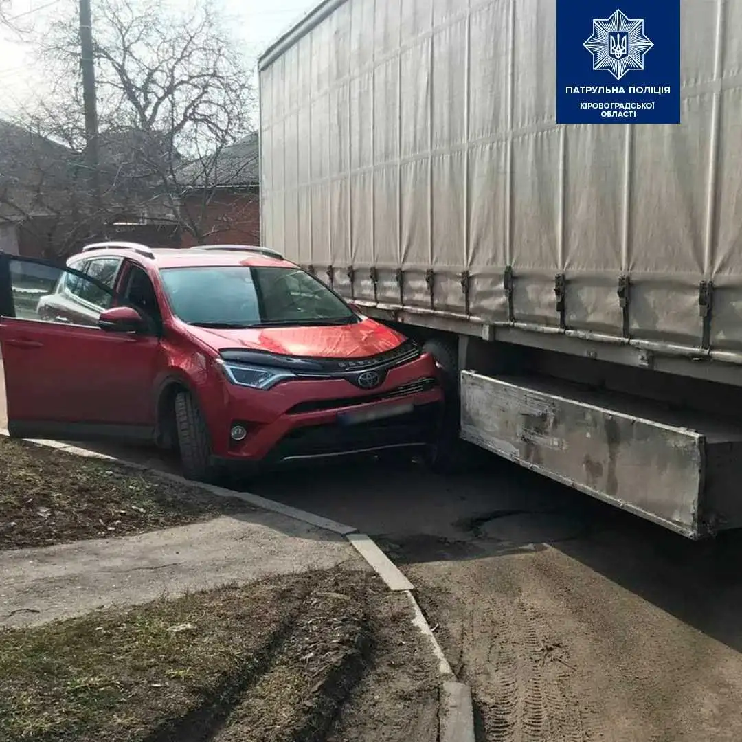У Кропивницькому на перехресті зіткнулися Toyota та вантажівка (ФОТО) фото 1
