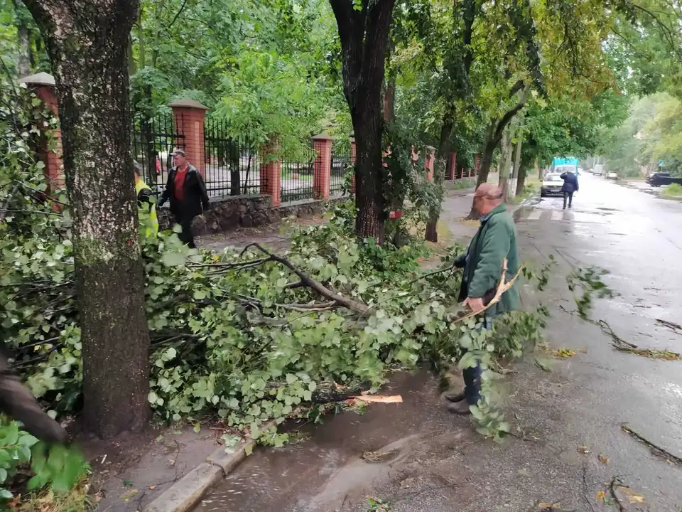 У Кропивницькому триває ліквідація наслідків негоди (ФОТО) фото 1