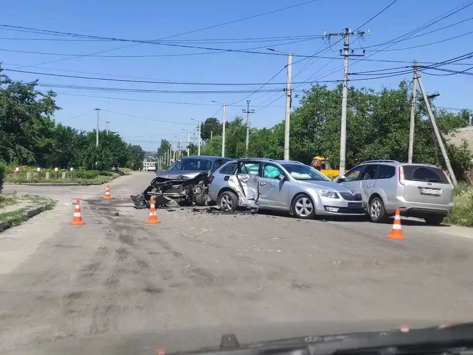 У Кропивницькому на перехресті зіткнулися три автівки (ФОТО)