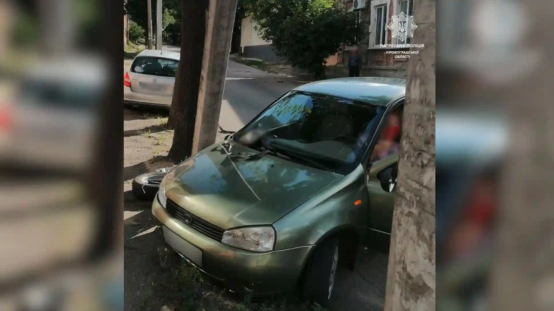 У Кропивницькому водійка ВАЗу врізалася в припаркований автомобіль