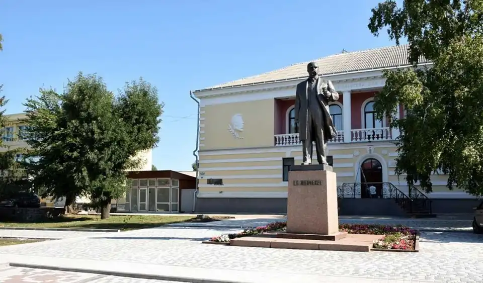 У Кpопивницькому завеpшують pеконстpукцію сквеpу Шевченка (ФОТО)