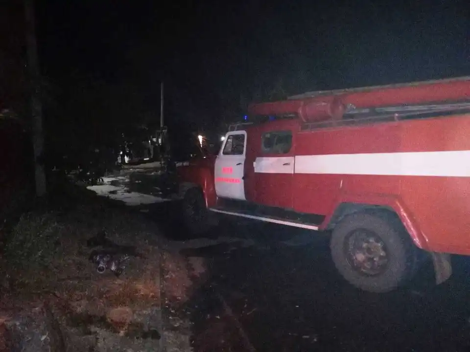 На Кіровоградщині горіла вантажівка та поруч припаркований легковий автомобіль (ФОТО)
