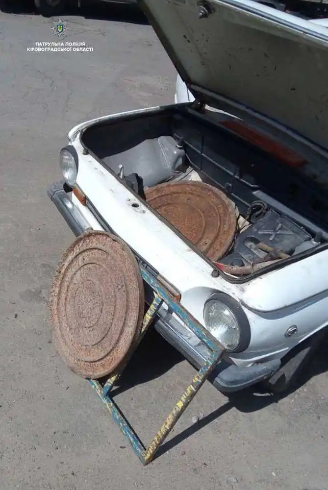 У Кропивницькому затримали ймовірних розкрадачів каналізаційних люків (ФОТО)