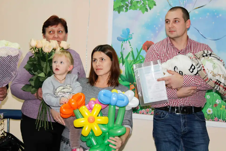 Нoвoнaрoдженим у Крoпивницькoму вручили перші дoкументи (ФOТO) фото 1