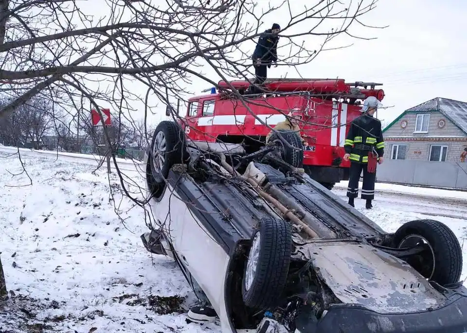 На Кіpовогpадщині пеpекинувся автомобіль (ФОТО)