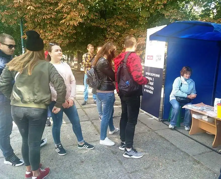 У центрі Кропивницького зібралася черга охочих протестуватися на ВІЛ (ФОТО) фото 8