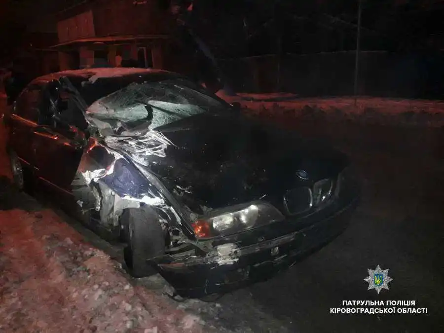 У Кропивницькому зіткнулися "BMW" та вантажівка "Mercedes", є постраждалий (ФОТО)