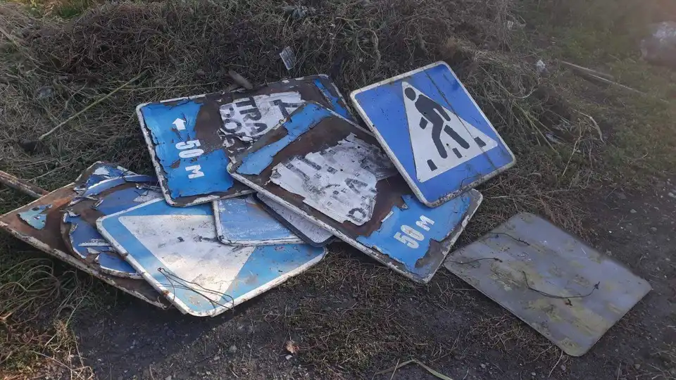 У гpомаді на Кіpовогpадщині вандали здали доpожні знаки на бpухт (ФОТО)