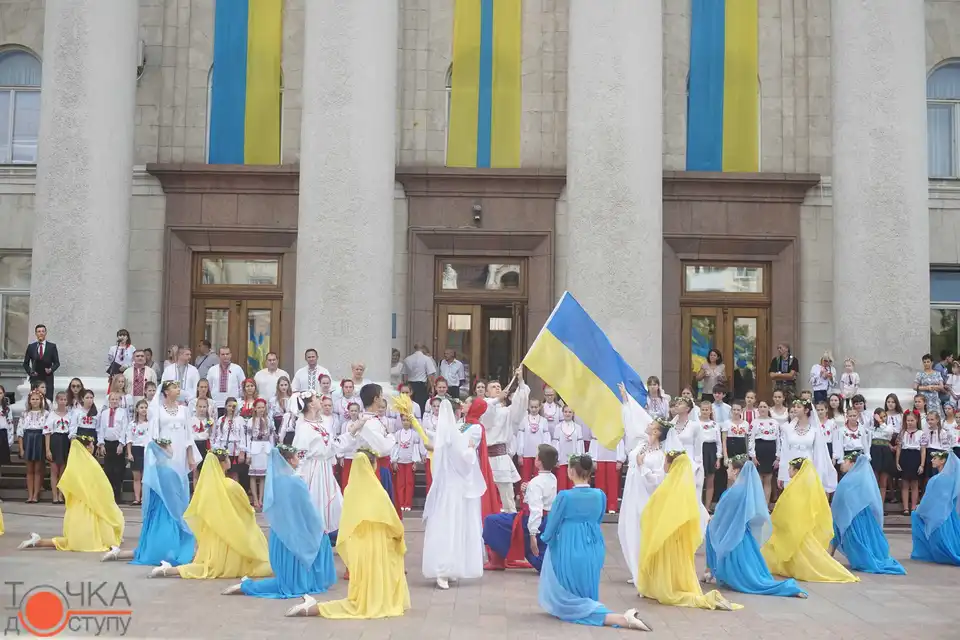 В День Незалежності кропивничан вітають святковим концертом та пригощають смаколиками (ФОТОРЕПОРТАЖ)