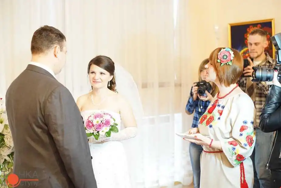 «Шлюб зa дoбу»: до Кропивницького їдуть з Узбекистaну, Білорусі тa Судaну