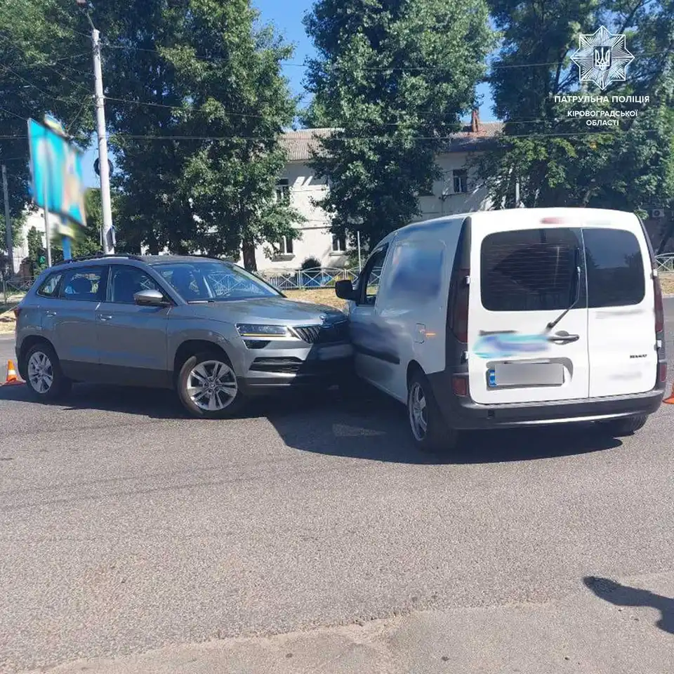 На перехресті в Кропивницькому зіткнулися Renault та Skoda (ФОТО)