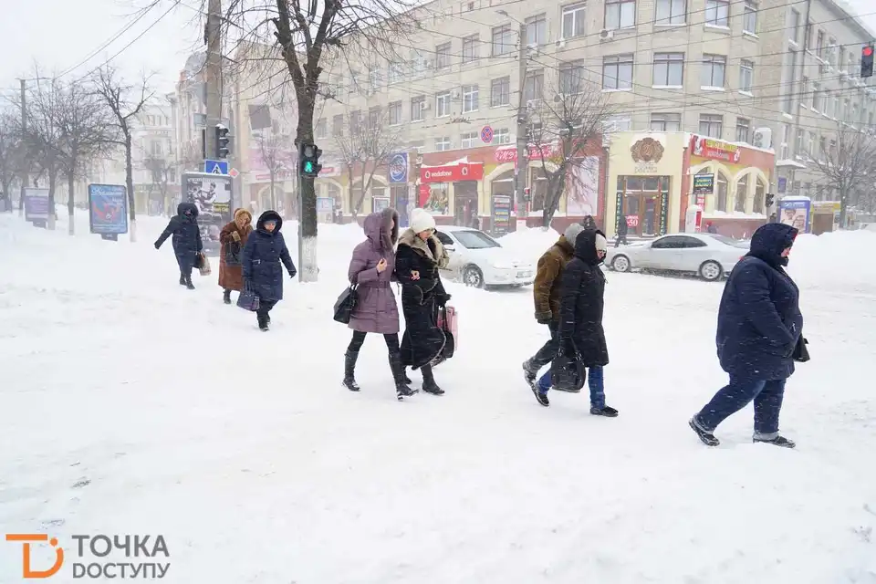 У сніговому полоні: Кропивницький зустрів перший день весни (ФОТОРЕПОРТАЖ)