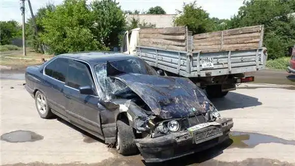 На Кіровоградщині BMW з 4-місячним немовлям у салоні влетіла у вантажівку, постраждала матір (ФОТО)