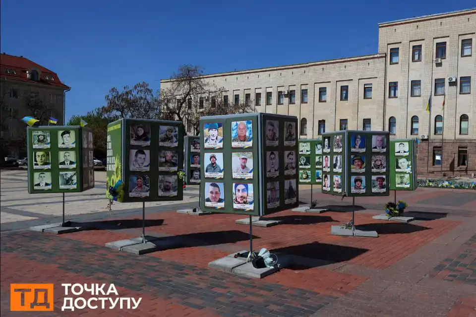 Куби на площі Героїв Майдану