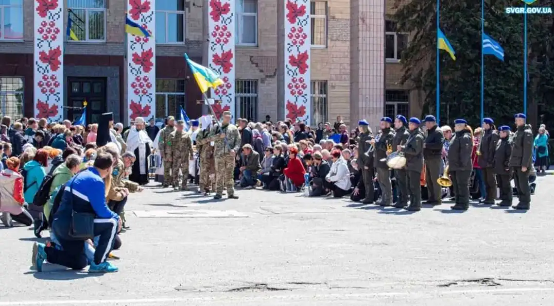 В громаді на Кіровоградщині поховали 21-річного загиблого Героя фото 1