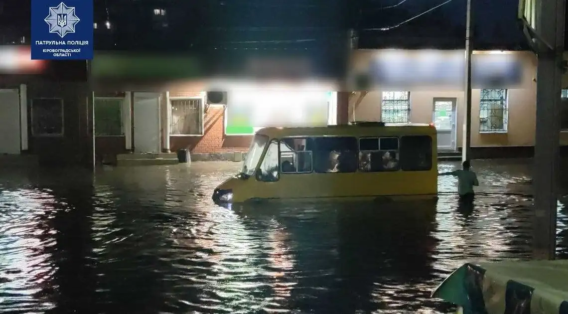 Кропивницький накрила сильна злива: авто та маршрутки "плавають" у воді (ФОТО, ВІДЕО) фото 1