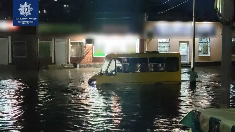 Кропивницький накрила сильна злива: авто та маршрутки "плавають" у воді (ФОТО, ВІДЕО) фото 1