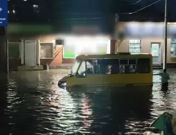 Кропивницький накрила сильна злива: авто та маршрутки "плавають" у воді (ФОТО, ВІДЕО) фото 1