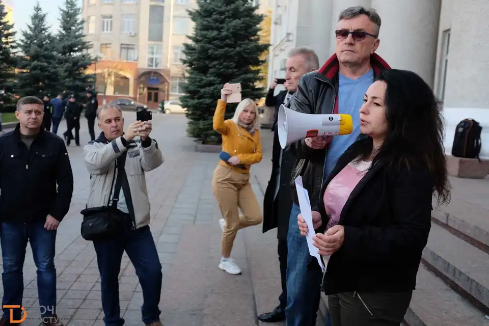 Батьки в Кропивницькому вийшли на акцію протесту та озвучили вимоги до міської влади (ФОТО) фото 1