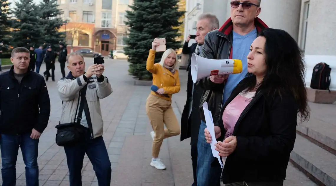 Батьки в Кропивницькому вийшли на акцію протесту та озвучили вимоги до міської влади (ФОТО) фото 1