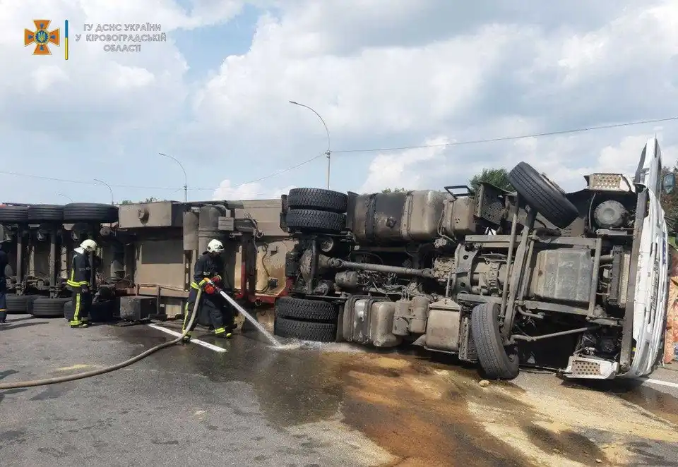 На Кіровоградщині перекинулася вантажівка (ФОТО)