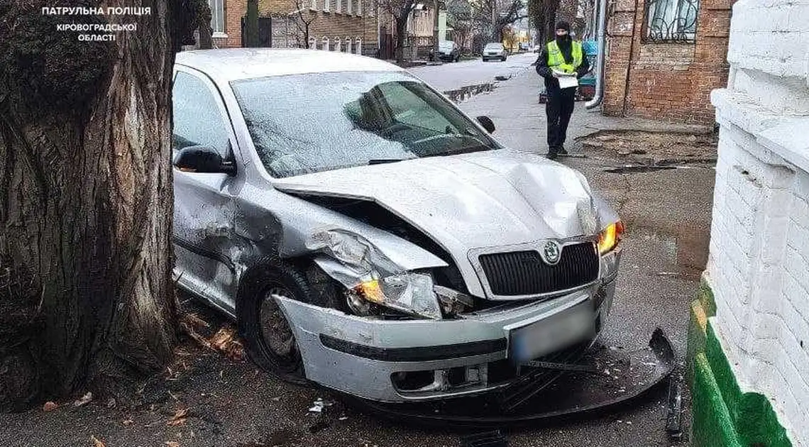 У центpі Кpопивницького внаслідок ДТП автівка в'їхала в дерево (ФОТО) фото 1