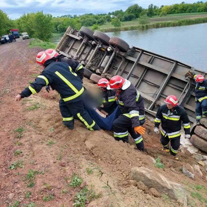 На Кіровоградщині вантажівка в'їхала в ставок, 25-річний водій загинув (ФОТО)