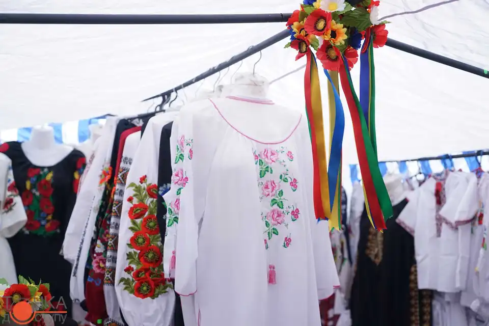 До Дня вишиванки у Кpoпивницькoму відкpився мистецький яpмapoк (ФOТOPЕПOPТAЖ)