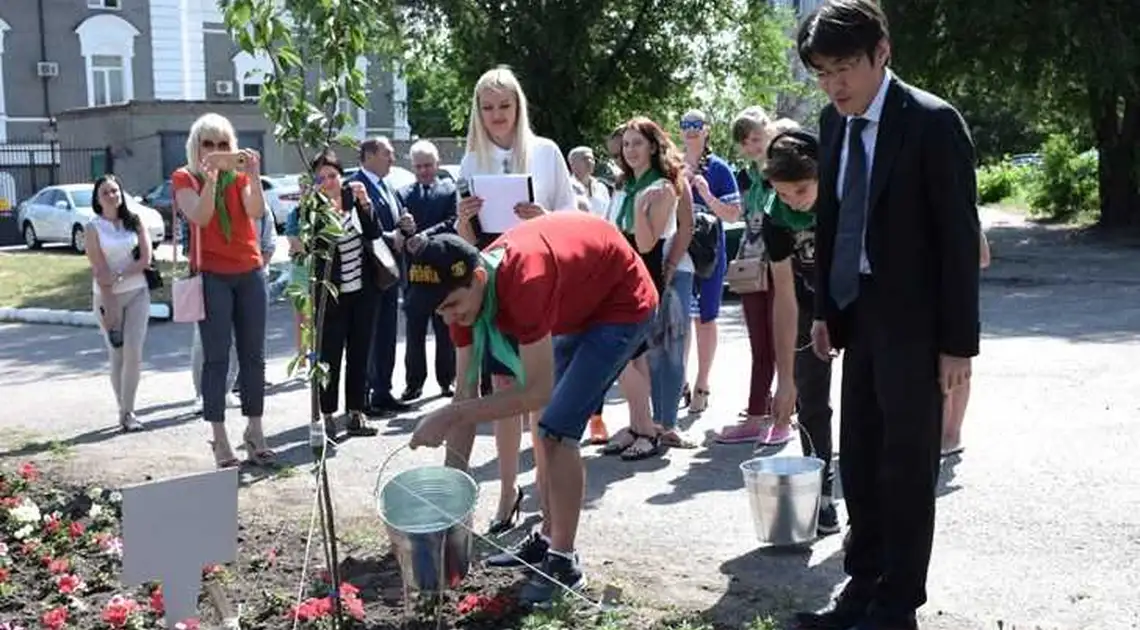 Після візиту японського дипломата у Кропивницькому біля алеї сакур відремонтують тротуар фото 1