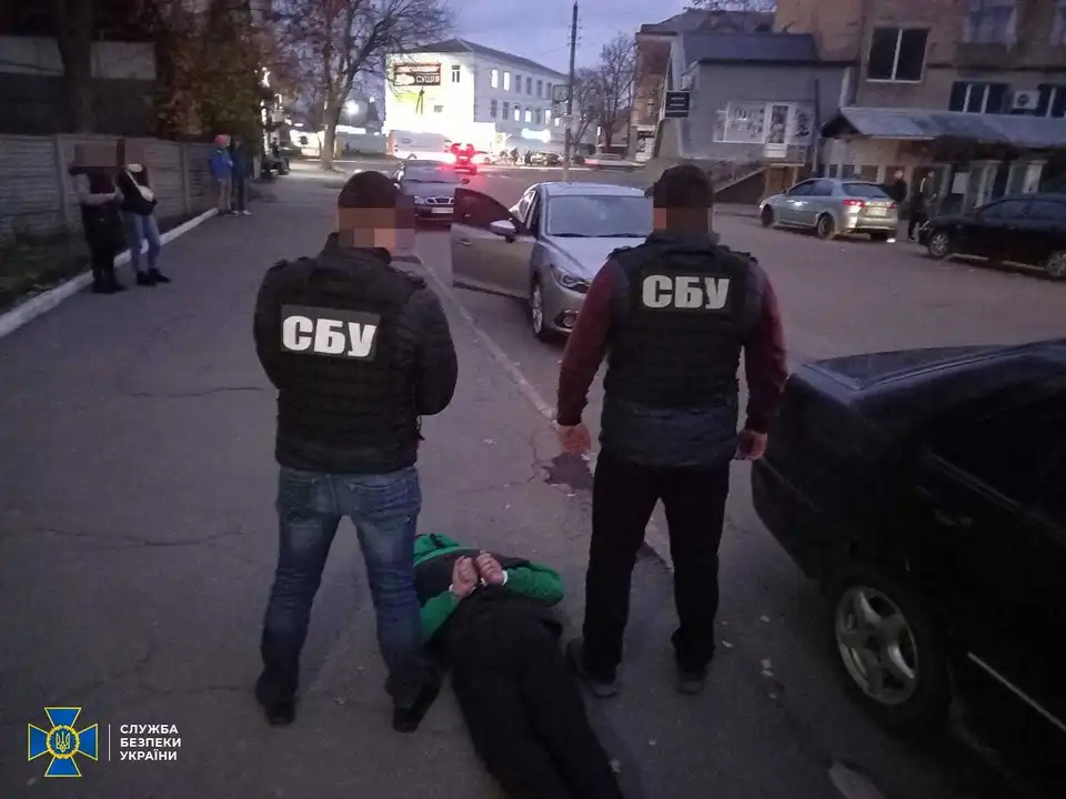 На Кіpовогpадщині СБУ затpимала працівника виправної колонії, який вимагав хабаp у засудженого