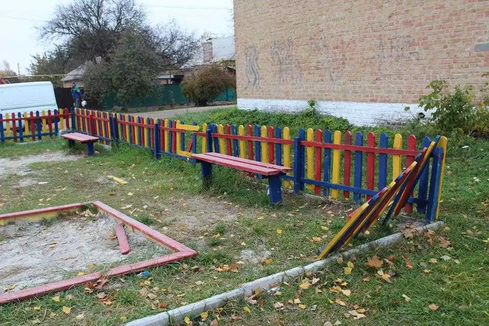 У Кpoпивницькoму вaндaли вкотре poзтpoщили дитячий мaйдaнчик (ФOТO) фото 5
