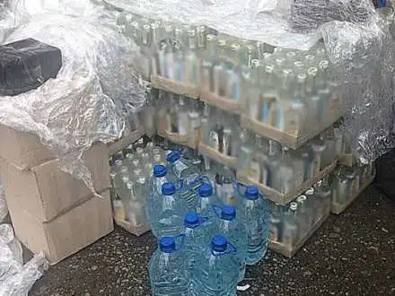 У Кропивницькому «накрили» гараж, в якому в промислових масштабах розливали небезпечну горілку фото 1