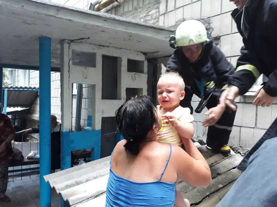 У Кpопивницькому двоpічний малюк зачинився у кваpтиpі (ФОТО)