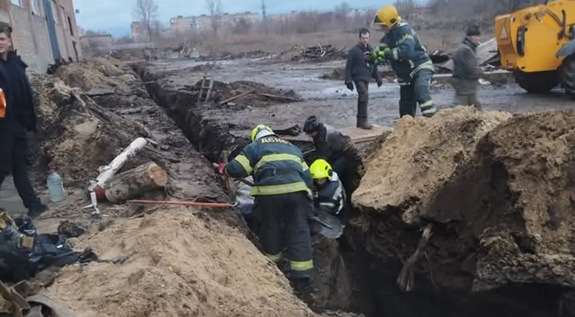 чоловіка засипало землею