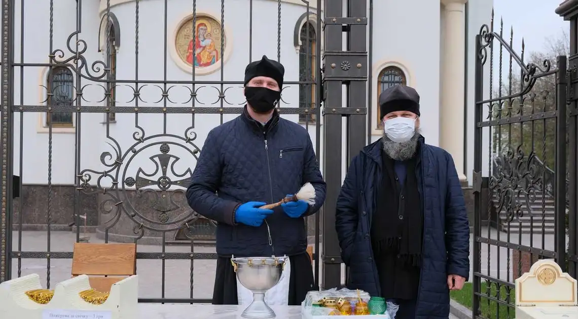 Великдень на карантині: як освячують паски в Кропивницькому (ФОТОРЕПОРТАЖ) фото 1