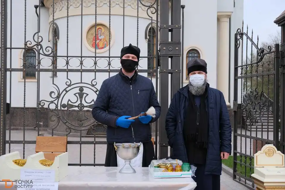 Великдень на карантині: як освячують паски в Кропивницькому (ФОТОРЕПОРТАЖ)