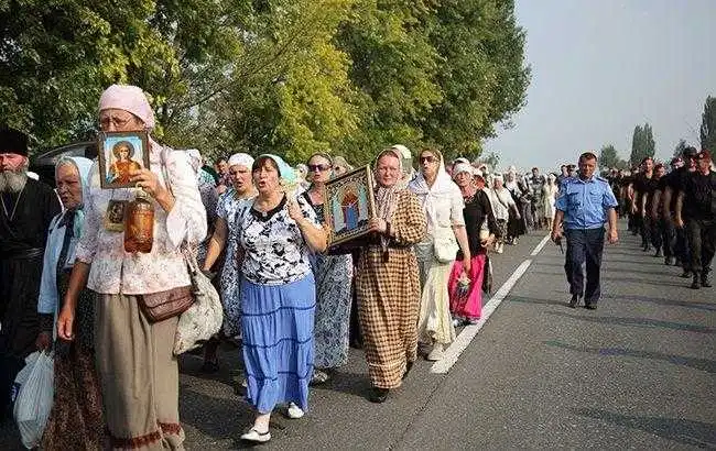 Активісти у Кропивницькому намагалися перешкодити виїзду прочан МП до Києва, виникла штовханина (ВІДЕО) фото 1