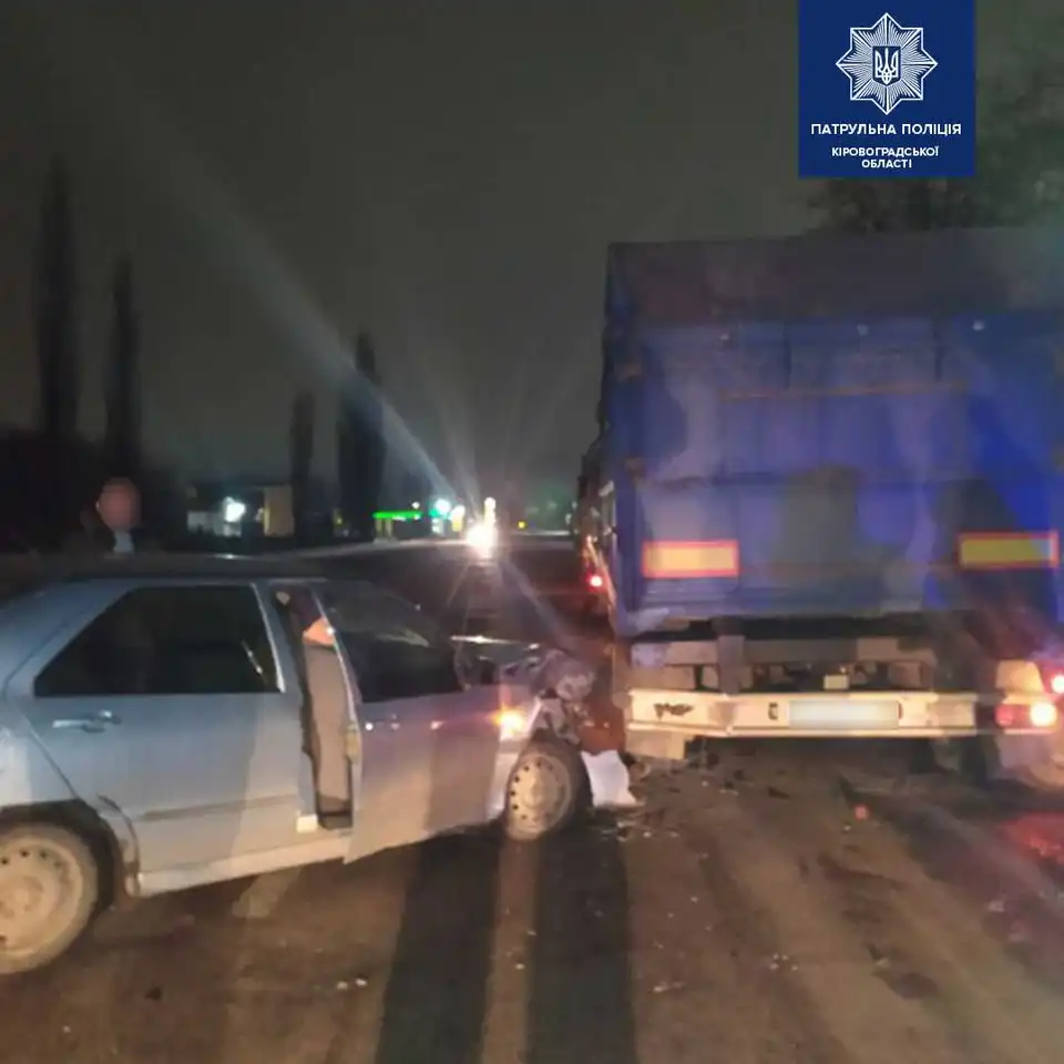 У Кропивницькому п’яний водій "Chery" протаранив вантажівку (ФОТО)