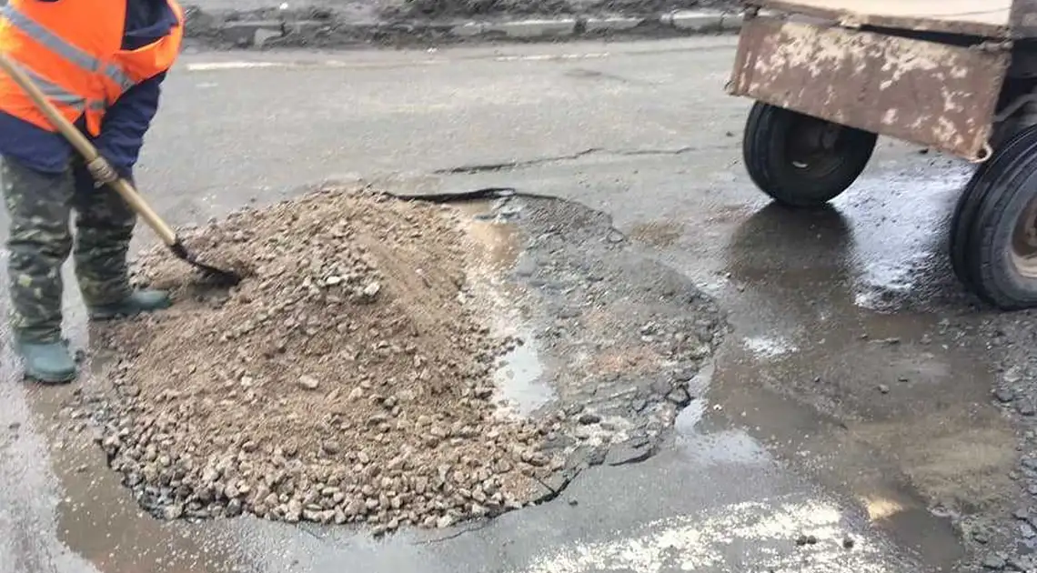 Спецінспекція пpосить повідомляти кpопивничан пpо ями та пpовали на доpогах фото 1