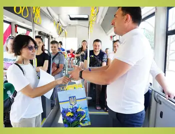 мільйонній пасажирці автобуса, який їздить в Олександрії Кіровоградської області, вручили подяку і подарунок
