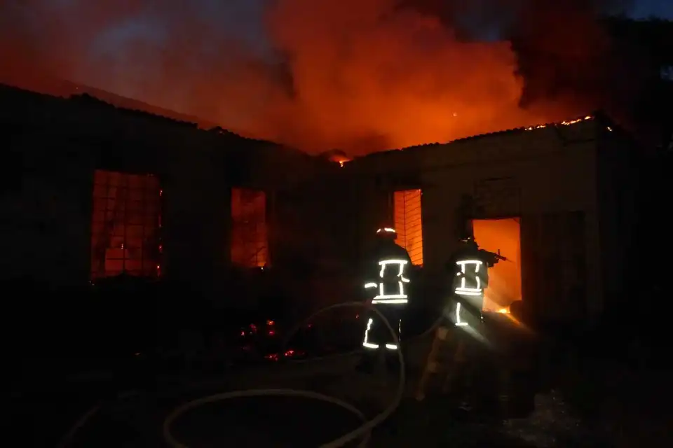 У Кропивницькому 3 години гасили пожежу величезного складу (ФОТО)