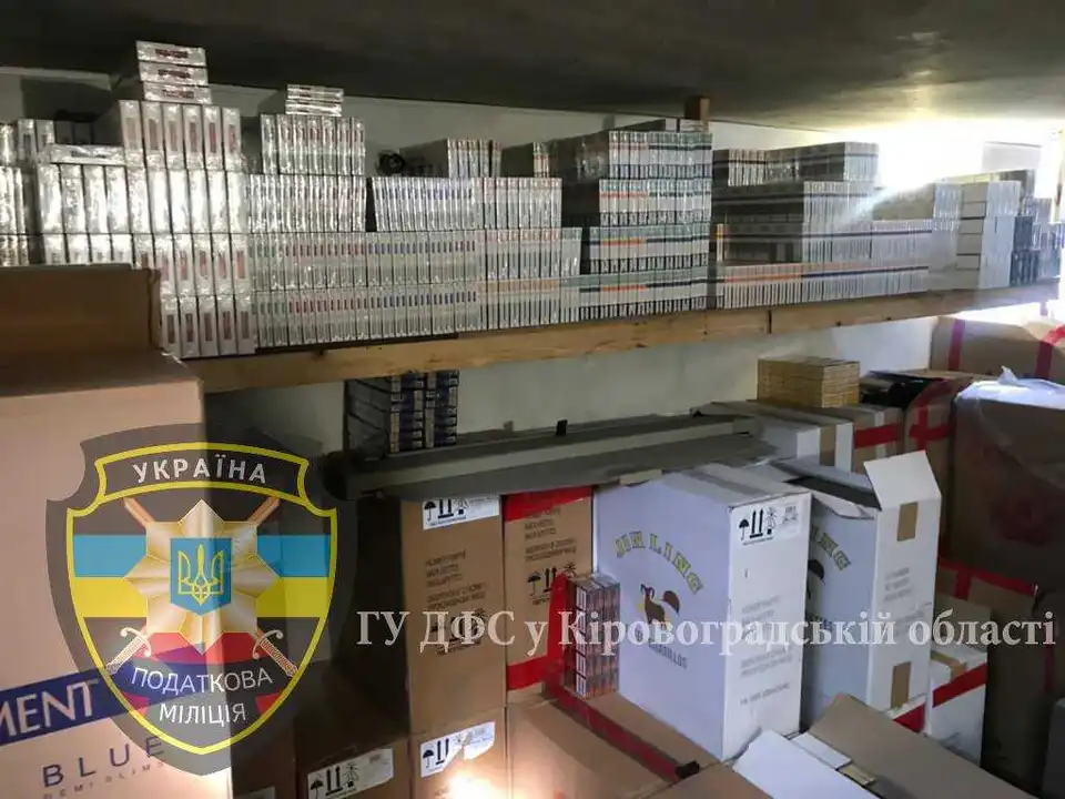 На Кіровоградщині вилучили 52 тисячі пачок цигарок та 60 літрів алкоголю (ФОТО) фото 1