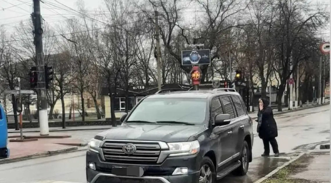 У центрі Кропивницького позашляховик збив дівчину фото 1