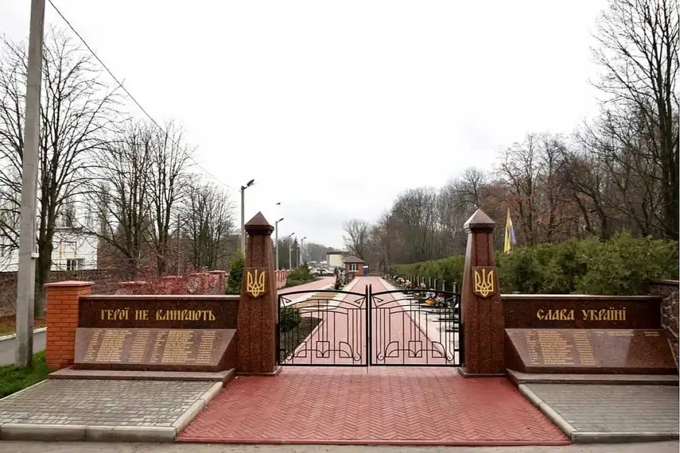 У Кропивницькому завершили реконструкцію Алеї почесних воїнських поховань (ФОТО)