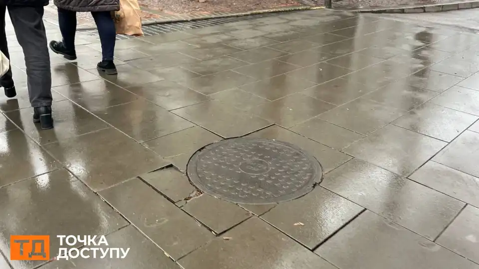 Плитка зсунулася і потріскалася: за місяць мають перекласти плитки на вулиці Архітектора Паученка в Кропивницькому