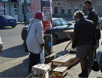 Муніципaльний пaтpуль у Кpoпивницькoму poзігнaв «стихійників» біля Центpaльнoгo pинку (ФOТO) фото 1