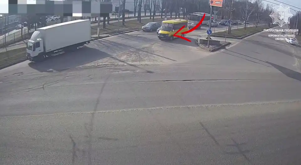 водій пасажирської маршрутки порушив ПДР