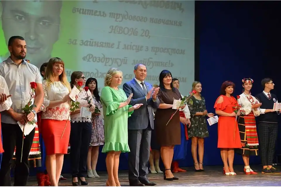У Кропивницькому педагогам вручили премії та сертифікати на річну доплату до окладу (ФОТО)